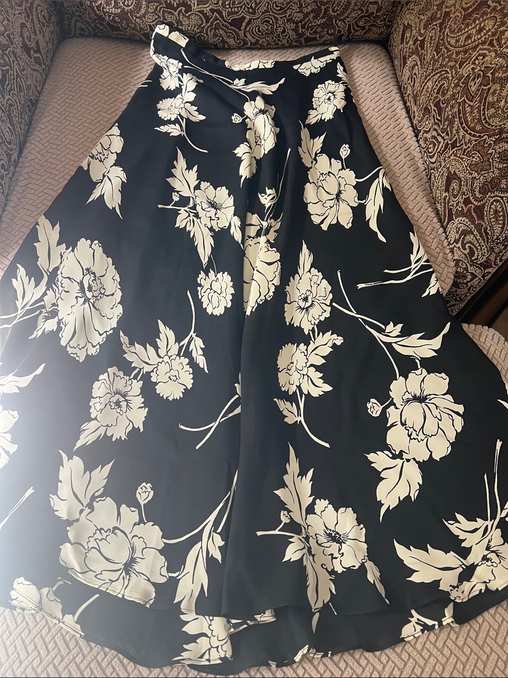 Worn 1x 100% SILK Black and Cream Floral Women’s Skirt by Jones New York